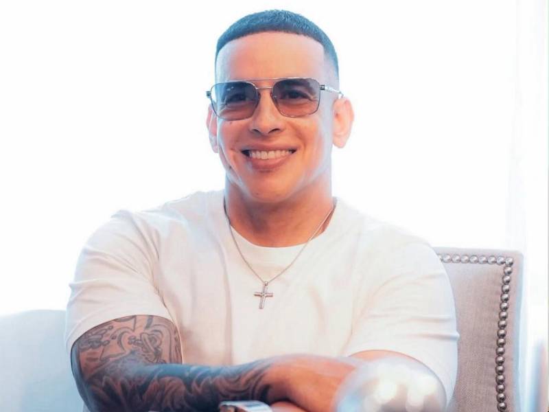 El cantante de reguetón Daddy Yankee, quien ahora se hace llamar DY, volverá a los escenarios tras casi dos años de pausa al presentarse en los Premios Billboard de la Música Latina 2025 el 23 de octubre en Miami, según anunciaron este jueves dicha organización y Telemundo.