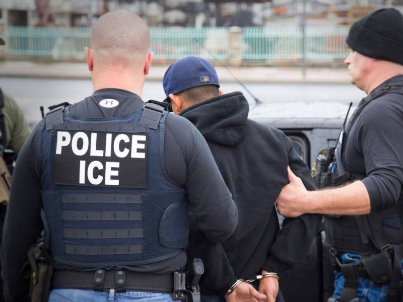Un migrante es detenido por agentes del Servicio de Inmigración y Control de Aduanas de Estados Unidos (ICE, por sus siglas en inglés).