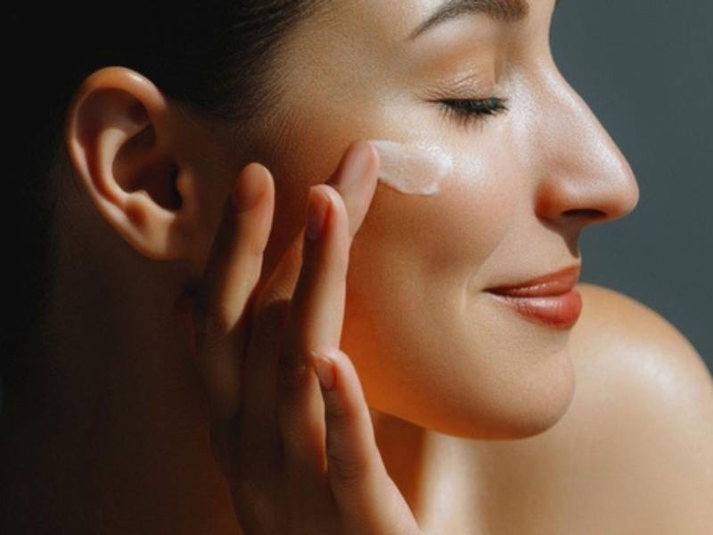 Es fundamental cuidar la piel con hidratación y exfoliación, retomar el ejercicio suavemente y reajustar los horarios de sueño de forma progresiva para evitar el síndrome postvacacional.