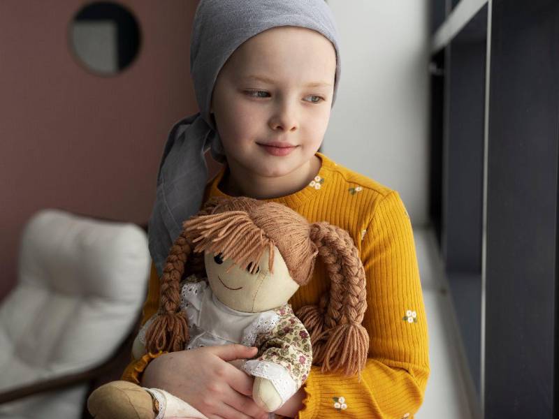 Una niña recibe tratamiento de cáncer en una fotografía de referencia.