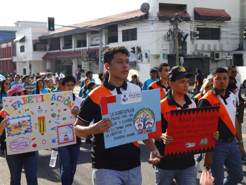 Con pancartas y mensajes a favor de la educación, los estudiantes recorrieron las calles del centro de San Pedro Sula.