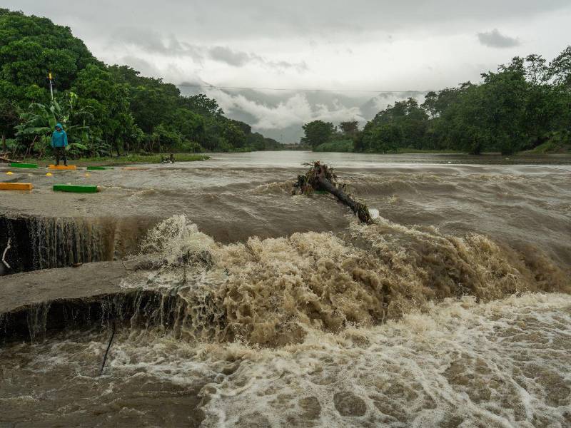 Las últimas lluvias registradas en San Pedro Sula han provocado inundaciones en distintos puntos de la ciudad, así como daños en el asfalto de varias calles.