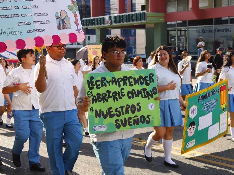 Con alegría, entusiasmo y espíritu cívico, los jóvenes disfrutaron del desfile por el Día Internacional de la Alfabetización.