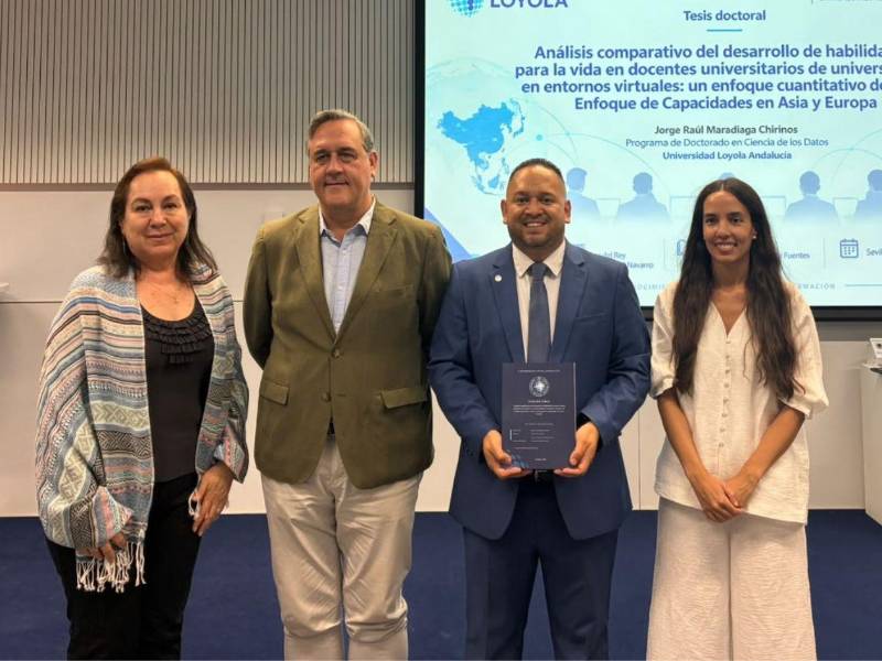 El académico hondureño Jorge Raúl Maradiaga Chirinos obtuvo la calificación de sobresaliente Cum Laude por una tesis doctoral que analiza las diferencias culturales en el desarrollo de habilidades para la enseñanza universitaria online (es el tercero de izquierda a derecha en la fotografía).