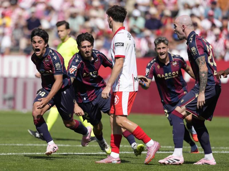Carlos Álvarez corre a gritar su gol para el 0-2 del Levante contra el Girona.