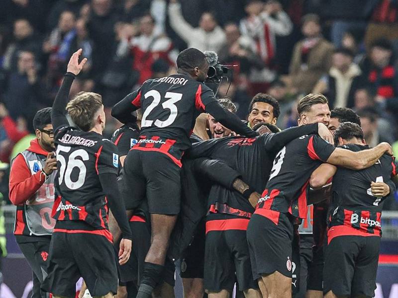 Jugadores del AC Milan festejando a lo grande la victoria conseguida ante Inter.