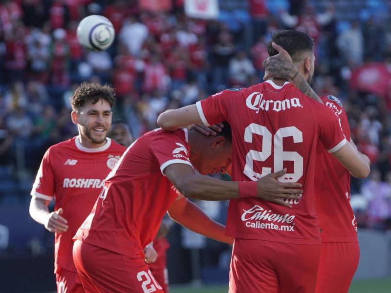 Jugadores dle Toluca celebrando uno de los goles ante LA Galaxy.