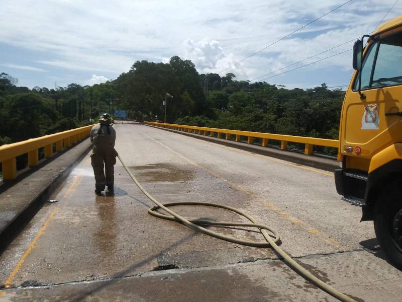 Miembros del Cuerpo de Bomberos apoyaron para remover los residuos que dejó la reconstrucción del puente, lavando la estructura de concreto previo a reabrirlo.