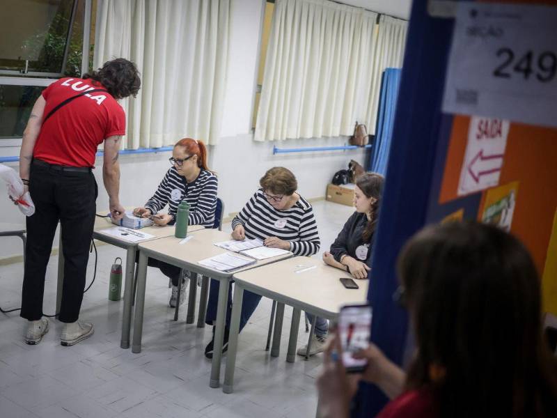 Una persona vota durante las elecciones presidenciales, legislativas y regionales este domingo en Sao Paulo.
