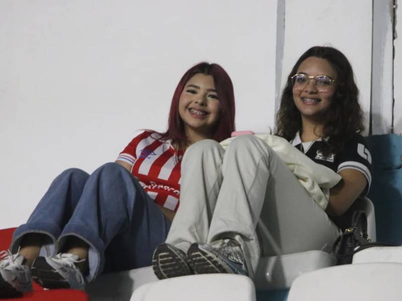 Dos bellas chicas del Olimpia instaladas en el sector de silla.