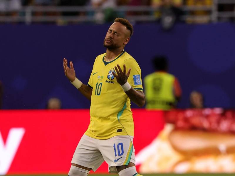 Neymar se mostró emocionado tras ingresar al terreno de las acciones y la afición lo ovacionó.
