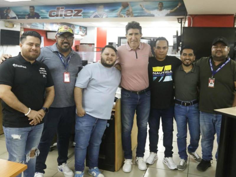 Héctor Vargas junto a equipo de periodistas de Diario LA PRENSA y Diario Diez.