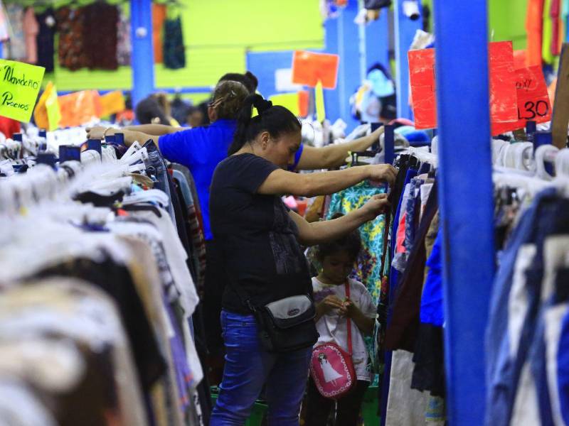 En Honduras, el empleo temporal por Navidad y fin de año ha disminuido en más de un 40%. Aunque en los últimos tres meses del año el número de empleos temporales podía alcanzar unas 30,000 plazas en la zona norte, esta cifra fue reduciéndose progresivamente a la mitad y, en 2024, apenas llegó a los 10,000 puestos, de acuerdo con dirigentes de mipymes.