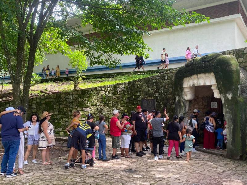 Turistas hondureños cuando ingresaban al Museo de la Escultura Maya el cual alberga más de 3,000 piezas y una impresionante réplica del Templo Rosalila.