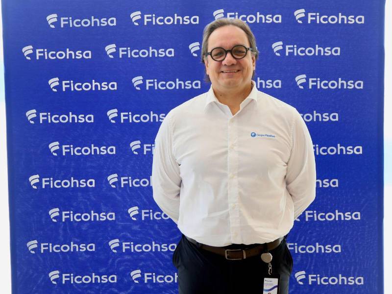 German Castañeda, vicepresidente de Comunicación Corporativa, expresó su gratitud hacia clientes, colaboradores y comunidades como pilares fundamentales de la historia de Grupo Ficohsa.