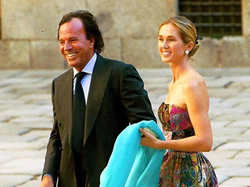 Julio Iglesias no solo construyó una de las carreras musicales más exitosas del mundo, también forjó una imagen pública ligada al encanto, la elegancia y el romance. Su fama de seductor no surgió por casualidad: el propio artista reconoció en más de una ocasión que creció observando a un padre profundamente mujeriego, una influencia que marcó su forma de relacionarse. A lo largo de las décadas, la vida sentimental del cantante ha sido tan comentada como sus canciones. Antes de convertirse en una figura global, Julio ya vivía intensamente el amor, protagonizando relaciones que luego formarían parte del imaginario popular que lo rodea.