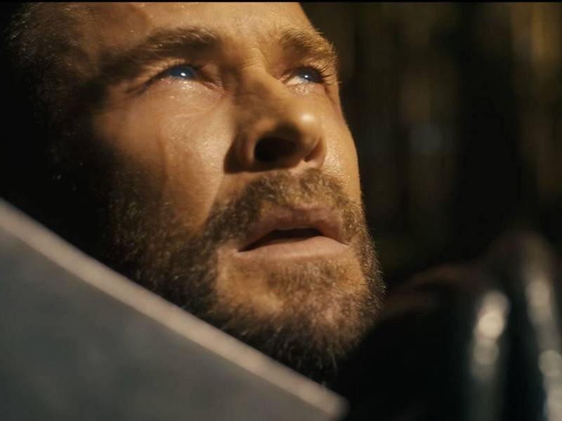 El tráiler muestra a Chris Hemsworth retomando su papel como el Dios del Trueno, en un tono notablemente más sombrío.