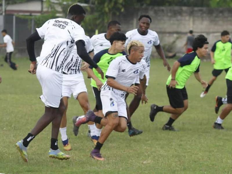 Carlos 'Chuy' Pérez está entrenando en la pretemporada con el Honduras Progreso mientras se resuelve su futuro.