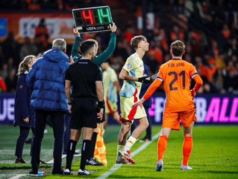 Dean Huijsen, con 19 años, debutó en la Selección de España tras la lesión de Pau Cubarsí.