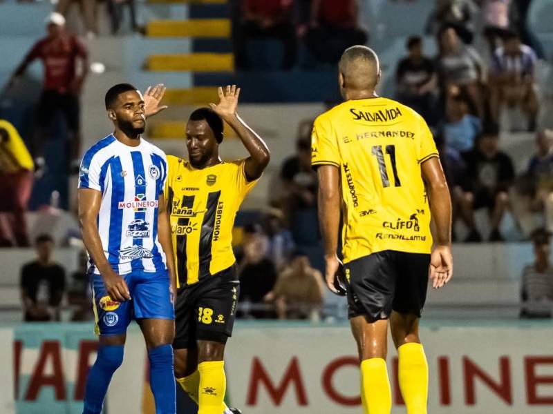 Darixon Vuelto no quiso celebrar su gol por el sentimiento al Victoria.