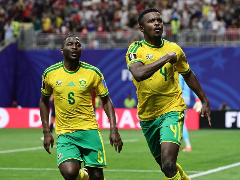 Teboho Mokoena festeja su gol de penal para el empate de Sudáfrica contra República Checa.