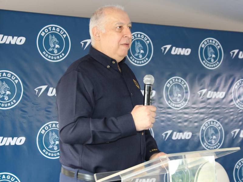 Presidente del F.C. Motagua, José Eduardo Atala, se dirige a los medios de comunicación durante la conferencia. Su intervención destaca la relevancia del apoyo continuo de Gasolineras UNO para alcanzar los objetivos deportivos del equipo.