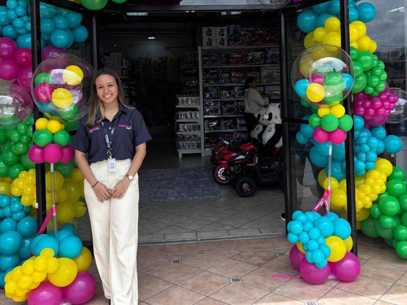 Triana Sauceda, jefa de Mercadeo de Inmecro Plus, compartió unas emotivas palabras durante la inauguración, destacando el esfuerzo y la dedicación del equipo para hacer realidad este nuevo espacio pensado para los capitalinos.