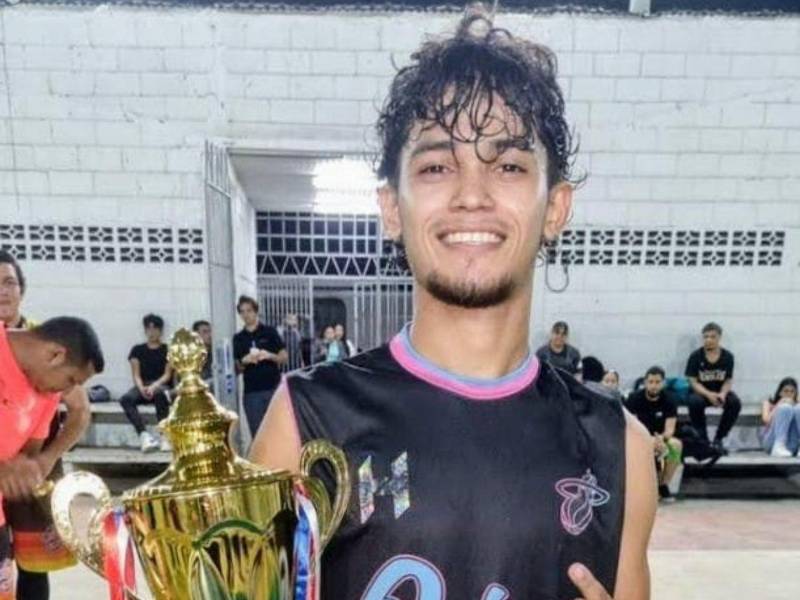 Yahir Enrique Guzmán Ramírez, siempre destacado en la cancha, con uno de los trofeos que ganó jugando baloncesto.