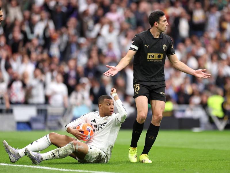 Kylian Mbappé cayó al suelo dentro del área tras la jugada con César Tárrega y el árbitro pitó el penal a favor del Real Madrid.