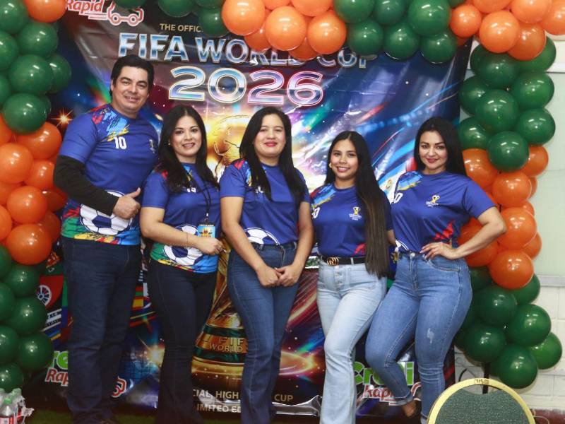 Los ejecutivos de Credi Rapid ofrecen información a los clientes que quieren comprar un auto con tasas atractivas.