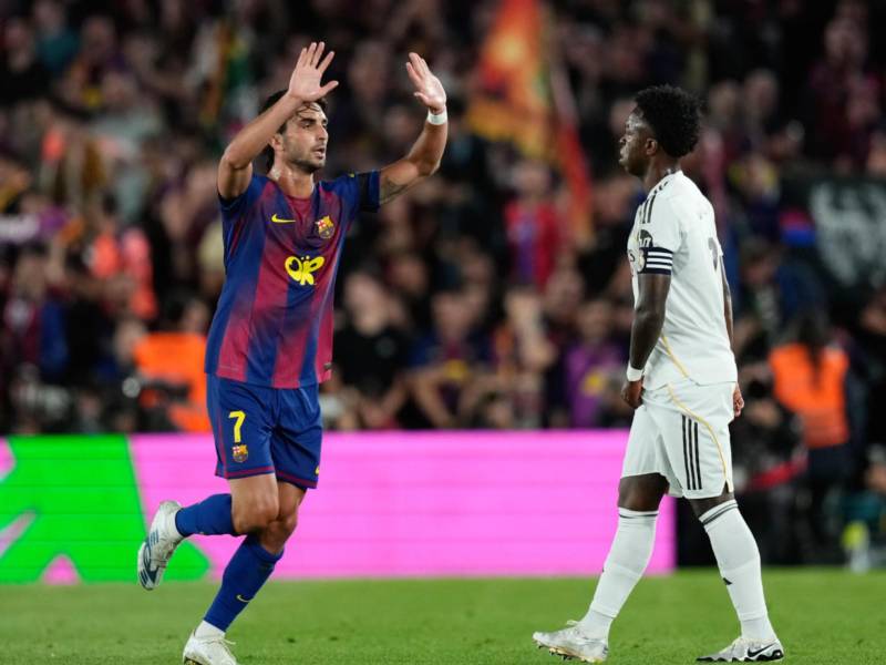 El festejo de Ferran Torres ante la mirada de Vinicius.