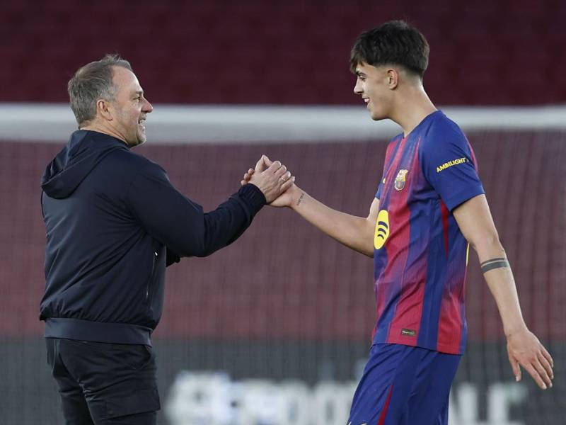 Hansi Flick felicitó a Marc Bernal al final del partido por su golazo que cerró el triunfo del Barcelona contra el Mallorca.