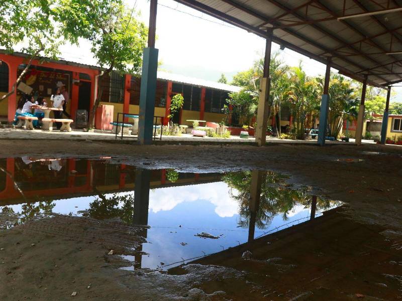 Unos 3,714 centros educativos necesitan intervención inmediata, mientras el costo acumulado para mejorar la infraestructura escolar supera los L28,000 millones. En la foto, una laguna de agua por un techo dañado en el CEB Dioniosio de Herrera.