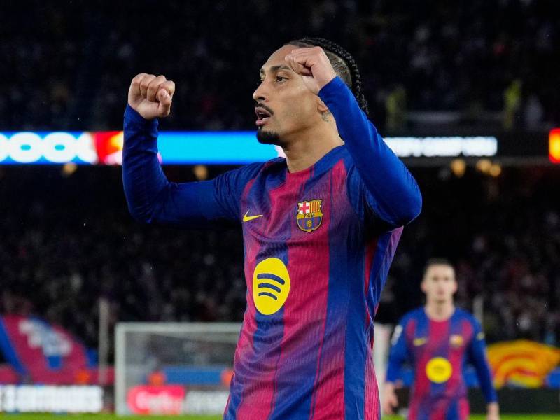 Raphinha celebrando su gol ante el Real Oviedo.