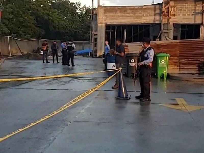 El cuerpo del ciudadano americano quedó tendido en el suelo de la gasolinera.