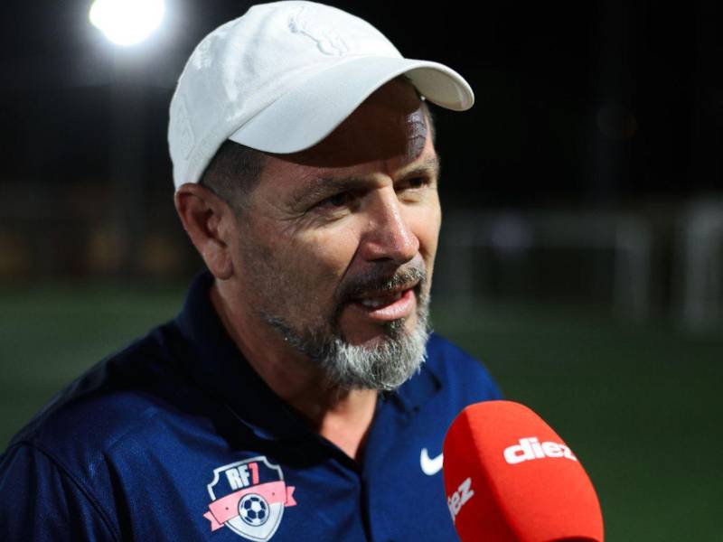 Rolando Fonseca dando declaraciones.