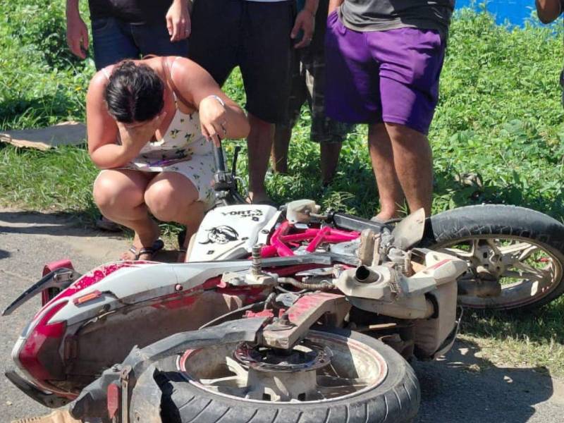 Una doble tragedia enlutó este martes a una familia ceibeña, luego de que un padre y su hijo perdieran la vida en un accidente de tránsito ocurrido en la carretera CA-13, frente a la colonia Ponce.