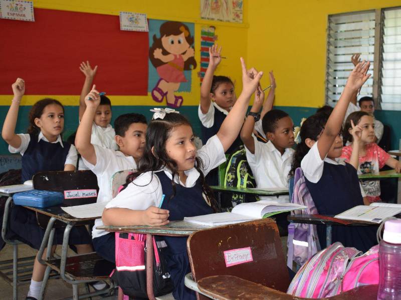 Educación ordena retorno obligatorio a clases presenciales en todo el país este lunes 6 de abril