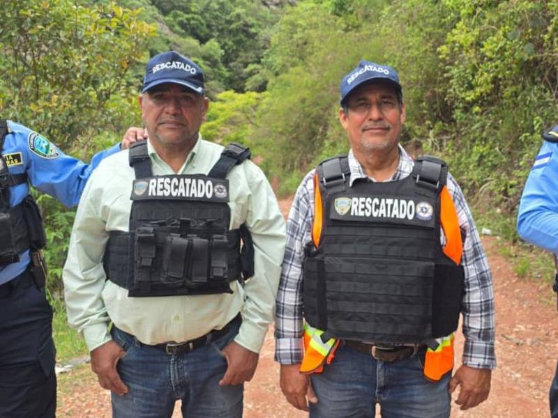 Dos hombres fueron rescatados sanos y salvos este jueves por equipos de la Unidad Nacional Antisecuestros (UNAS) de la Dirección Policial de Investigaciones (DPI), luego de permanecer privados de libertad tras ser víctimas de un engaño relacionado con una supuesta oferta de trabajo para construir una piscina en una zona rural de Francisco Morazán.