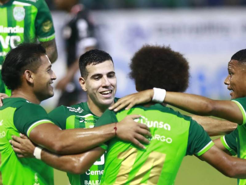 Jugadores del Marathón celebrando uno de los goles marcados en el estadio Morazán de San Pedro Sula.