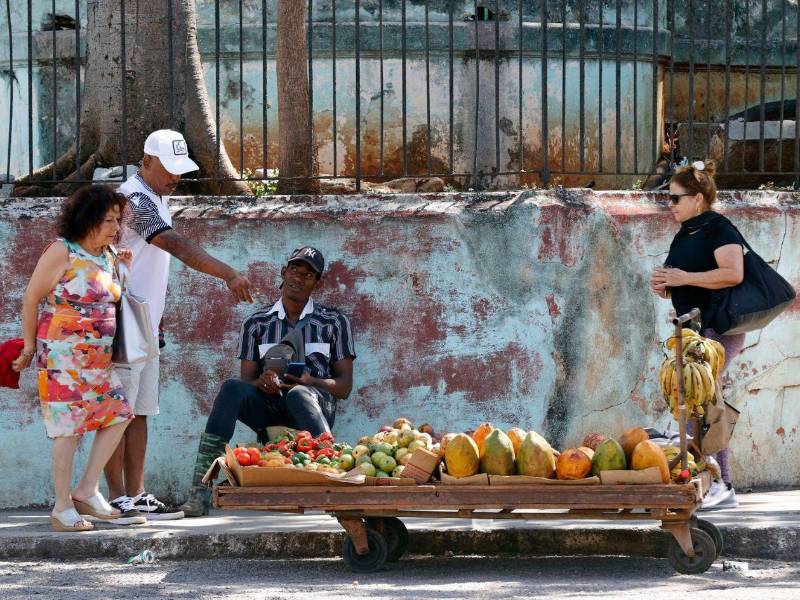 Personas comprando alimentos en una venta ambulante en La Habana, Cuba.