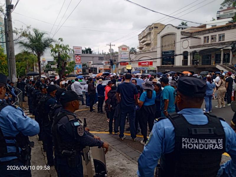 Autoridades policiales resguardan las instalaciones aledañas a la Casa Presidencial.