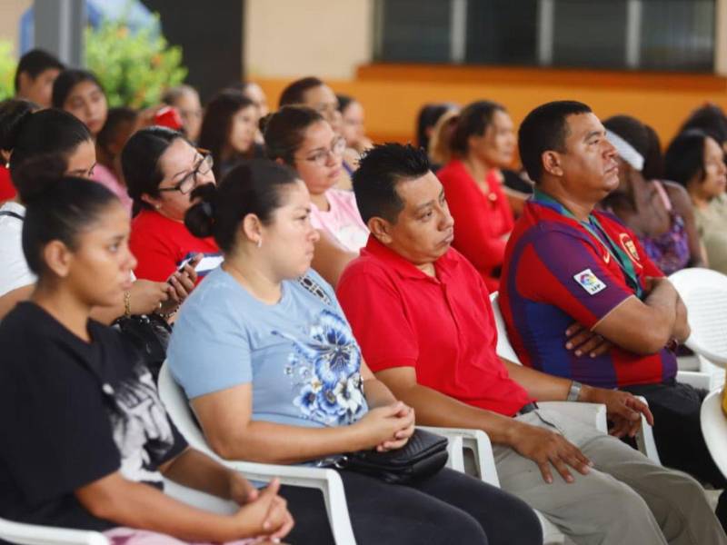 Con la participación de 105 padres de familia, Mente Sana desarrolló este sábado una nueva jornada de su Escuela para Padres en el centro de educación básica Hogar San José, donde aprendieron acerca de los riesgos del uso excesivo de pantallas y redes sociales en niños y adolescentes.