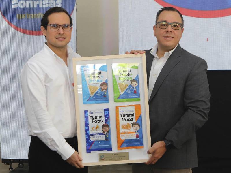 Luis Weddle gerente de Categoría de Snacks Yummies entrega un reconocimiento especial al representante de Operación Sonrisa por su dedicación y liderazgo en la transformación de vidas.