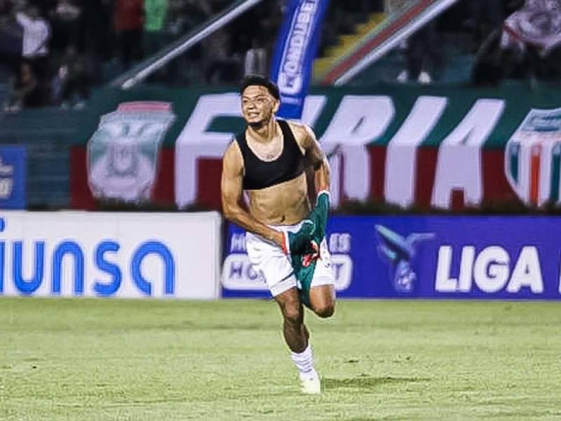 Alexy Vega se quitó la camiseta para celebrar su golazo contra el Platense.