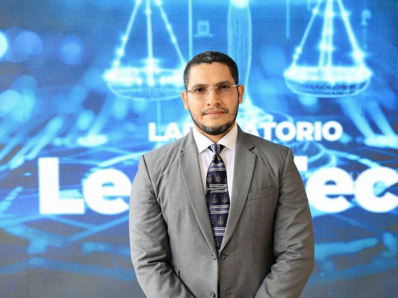 El máster Diógenes Martínez, director de la carrera de Derecho, dijo que la UTH ha identificado la necesidad de implementar Legal Tech en la carrera de Derecho, incorporando herramientas tecnológicas que fortalecerán el desempeño de los abogados sin sustituirlos.