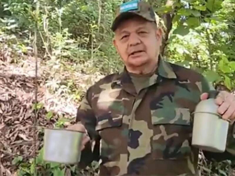 En una de sus apariciones en redes sociales, se mostró con uniforme militar y rodeado de montañas.