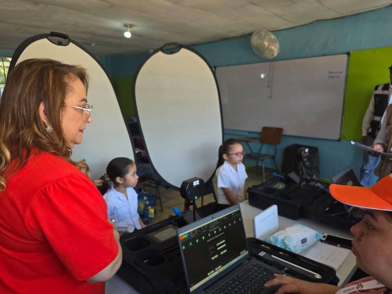 Técnicos del RNP realizan la captura de fotografías, huellas dactilares y firmas, además del registro de datos personales que formarán parte del nuevo Documento de Identificación de Niños, Niñas y Adolescentes (DINNA).