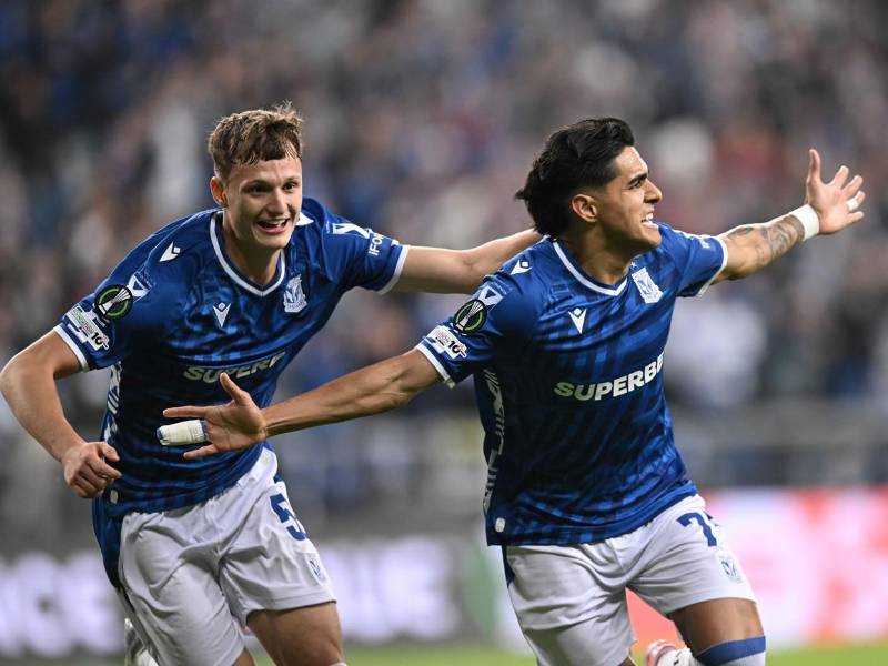 Luis Palma celebrando su golazo contra el Rapid Viena de Austria.
