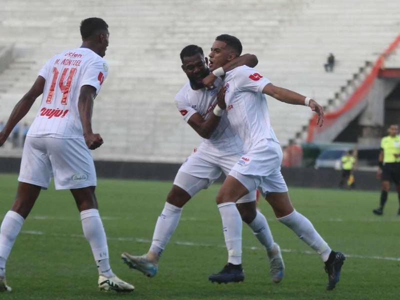 Emanuel Hernández festeja su gol con Marcos Montiel y Jorge Benguché.